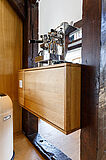 Schwebendes Eiche-Sideboard zwischen Sichtbalken, gefertigt von der woodendesign Möbeltischlerei.