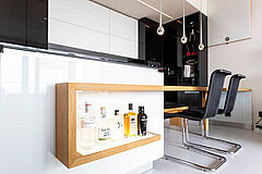 Küchen-Referenz "Hochglanzküche in Hamburg HafenCity" indirekte Beleuchtung Holzregal | Möbeltischlerei woodendesign in Hamburg