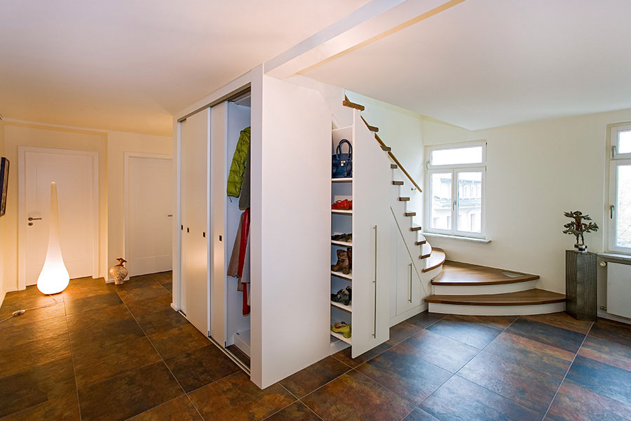 Schiebetüren Flur Schiebeschrank unter Treppenaufgang Platzwunder Maßarbeit Möbeltischlerei Hamburg woodendesign feine Möbel Holzmöbel Möbelmanufaktur