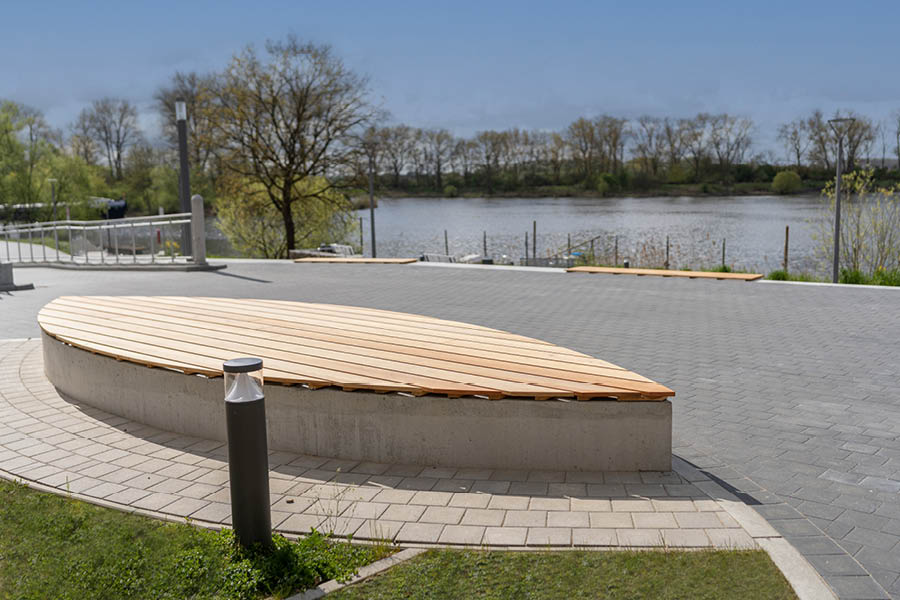 Sitzbank mit außergewöhnlicher Form an der Elbe | Ausgefallene Gartenmöbel aus Massivholz | Aktuelles – Trends – News im Mai 2025 | Möbeltischlerei woodendesign | Tischlerei Möbeltischler Möbelmanufaktur Hamburg