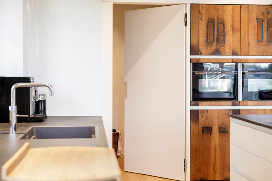 Hauswirtschaftsraum hinter Tapetentür versteckt - maßgefertigt eingerichtet | Aktuelles – Trends – News im Juni 2025 | Möbeltischlerei woodendesign | Tischlerei Möbeltischler Möbelmanufaktur Hamburg
