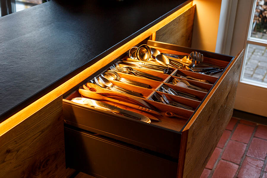 indirekte Beleuchtung Innenbeleuchtung Schubkasten Lichtplanung Küchenplanung | Aktuelles – Trends – News im September 2025 | Möbeltischlerei woodendesign | Tischlerei Möbeltischler Möbelmanufaktur Hamburg
