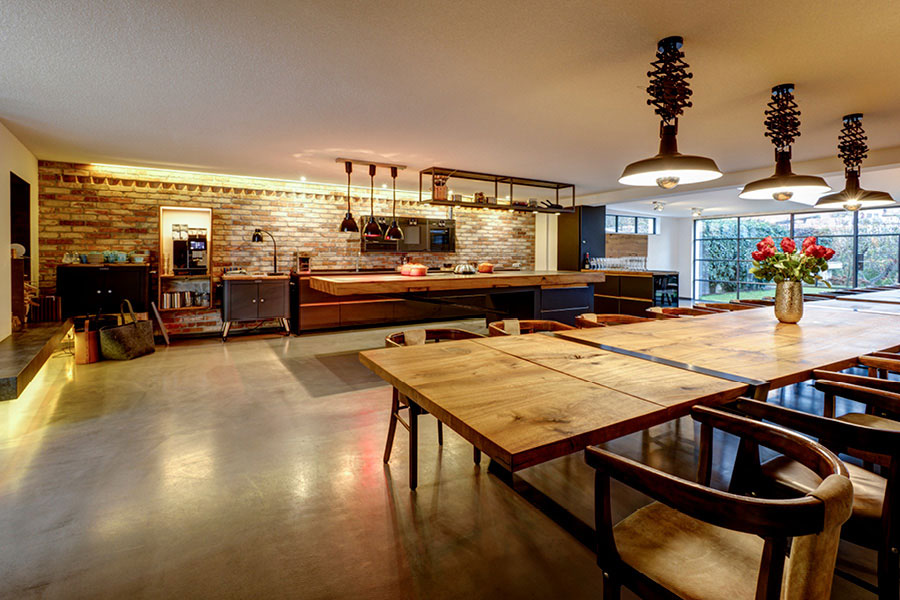 Objekteinrichtung für Ladenbau & Gastronomie - Event-Küche aus Altholz mit langen, edlen Speisetischen - Möbeltischlerei woodendesign feine Möbel aus Hamburg