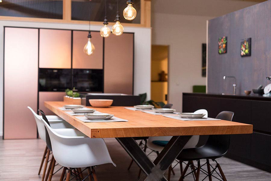 Küchenblock aus purem Holz mit integriertem Esstisch im Showroom der Möbelmanufaktur woodendesign für Ihren Beratungstermin | Möbeltischlerei woodendesign aus Hamburg