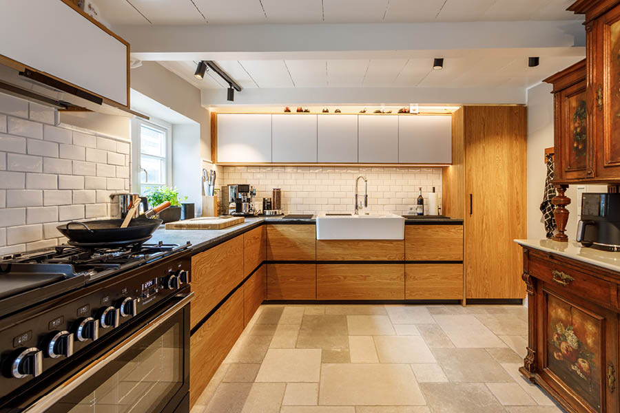 Vollholzküche mit Küchenzeile aus massivem Holz und Kühlschrank in Edelstahloptik | Möbeltischlerei woodendesign aus Hamburg