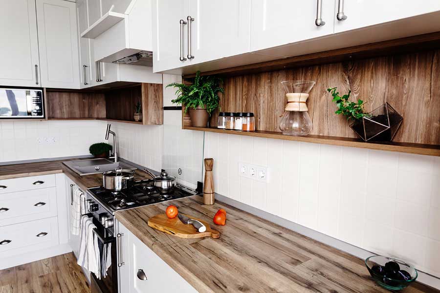 Massivholzküche mit hellen, weißen Küchenschrankfronten und Arbeitsplatte aus Naturholz | woodendesign feine Möbel | Möbeltischlerei woodendesign aus Hamburg