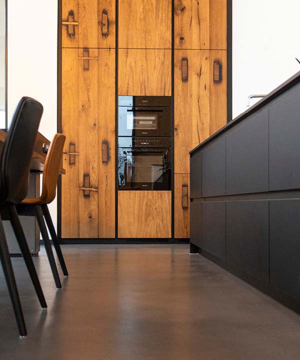 Massivholzküche mit Fronten aus Altholz und Küchenblock vom Möbeltischler woodendesign | Möbeltischlerei woodendesign aus Hamburg