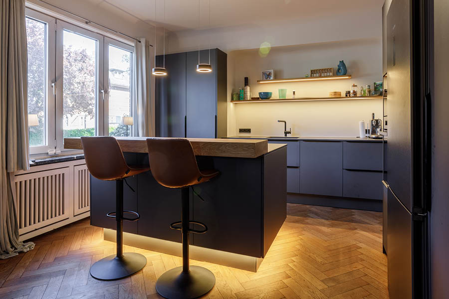 moderne Küche nach Maß aus Massivholz klare Formen puristisch dunkel schwarz Beton Möbeltischlerei woodendesign Tischler Möbeltischler Möbeltischlerei Hamburg