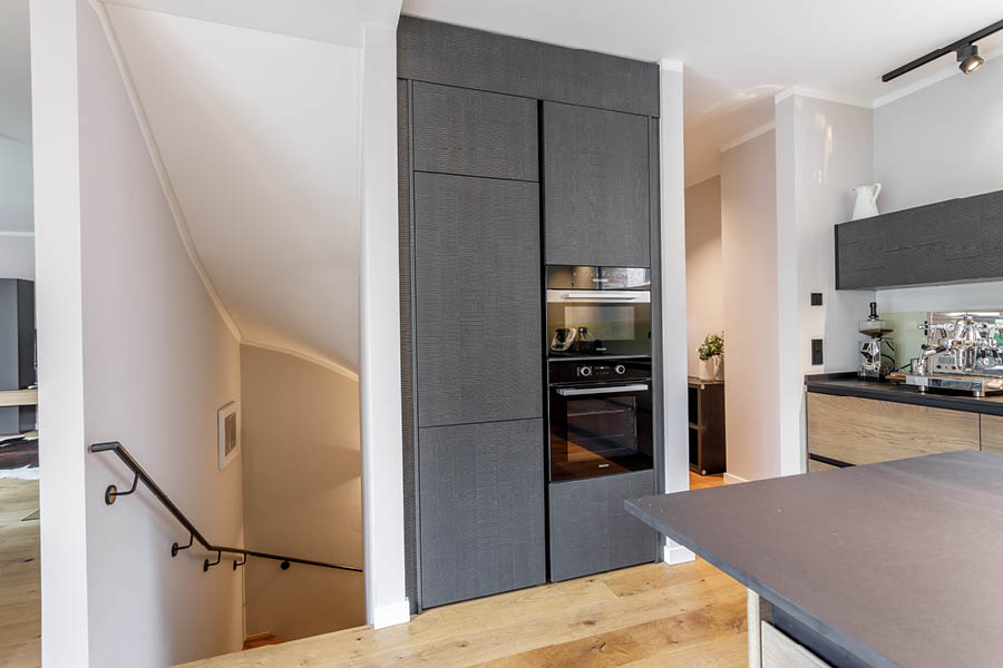 moderne Küche nach Maß mit Fronten Eiche furniert mit waagerechtem Roughcut-Look, dunkelgebeizt und mit sichtbarer Holzstruktur | Möbeltischlerei woodendesign Tischler Möbeltischler Möbeltischlerei Hamburg