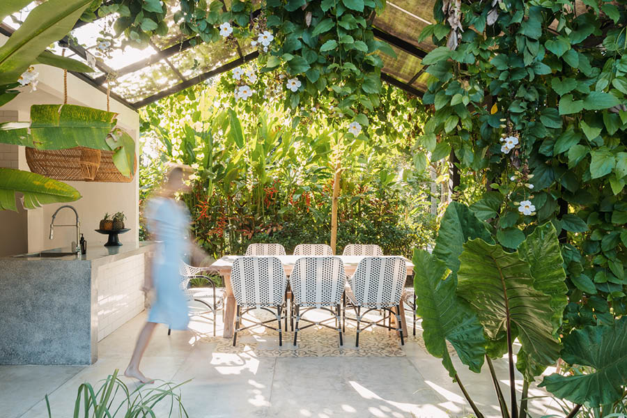 Gartenküche mit grüner Pergola | Outdoorküche / Außenküche nach Maß und genau nach Ihren Wünschen von der Möbeltischlerei woodendesign feine Möbel aus Hamburg Möbeltischler Tischlerei Tischler