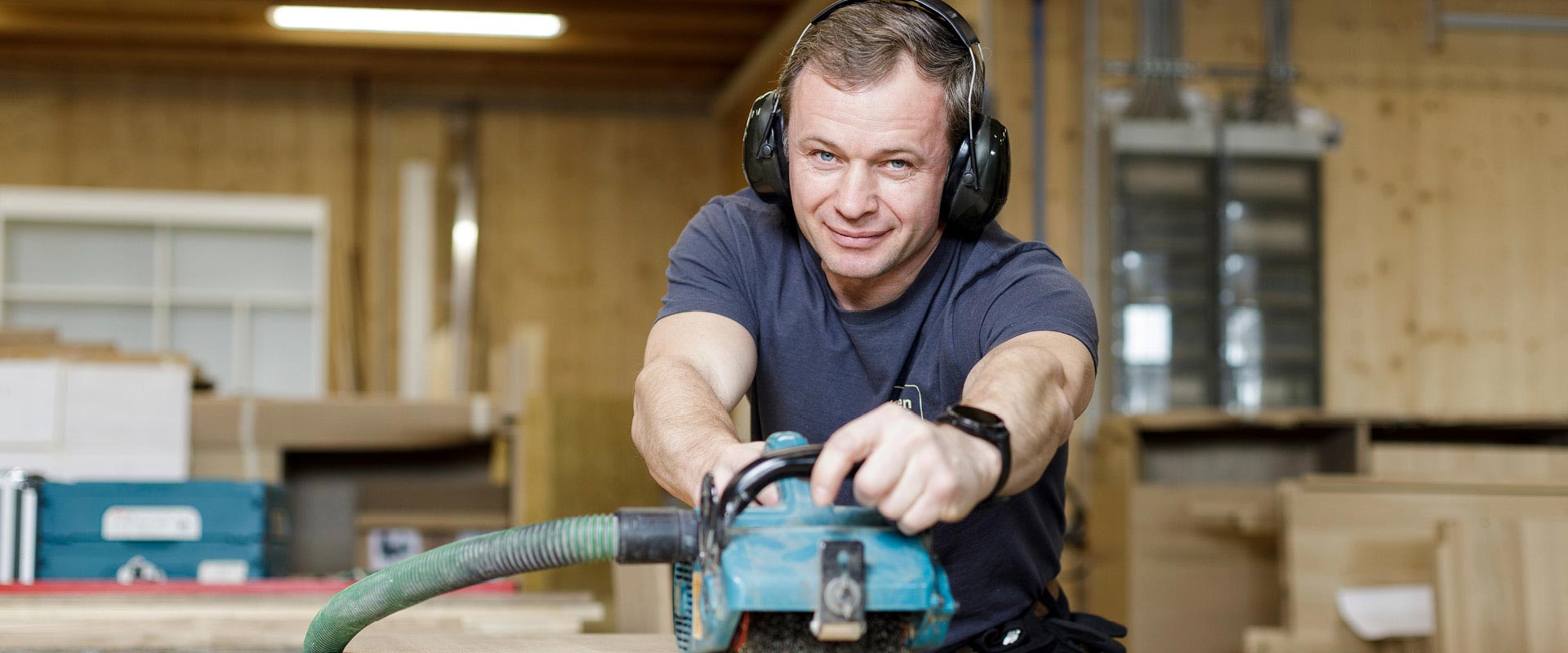 Dimitri Eirich | Tischlergeselle Montage bei der Möbeltischlerei woodendesign feine Möbel in Hamburg - Jan Korf & seine Mitarbeiter Möbelmanufaktur Tischlerei Schreiner Schreinerei Möbeltischler Tischlermeister