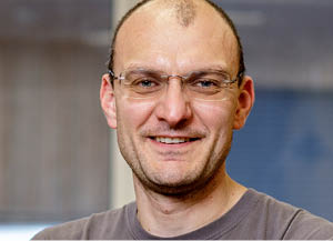 Riccardo Ghirardello | Tischlergeselle & Projektleitung bei der Möbeltischlerei woodendesign feine Möbel in Hamburg - Jan Korf & seine Mitarbeiter Möbelmanufaktur Tischlerei Schreiner Schreinerei Möbeltischler Tischlermeister