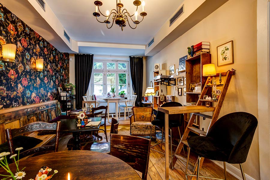 Altholzmöbel: Ladeneinrichtung & Cafémöbel aus Altholz mit gemütlichem Charme – Ihre Möbeltischlerei in Hamburg mit der Spezialisierung auf Möbel aus Altholz – Tischlerei woodendesign feine Möbel
