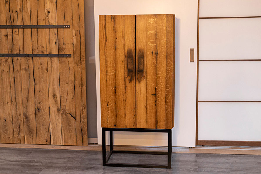 Altholzmöbel: Ihr Spirituosenschrank aus Altholz – Ihre Möbeltischlerei in Hamburg mit der Spezialisierung auf Möbel aus Altholz – Tischlerei woodendesign feine Möbel