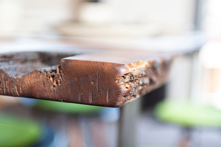 Möbel aus Altholz: Einzelstück, rustikale Tischplatte aus Altholz | Altholztisch – Ihre Möbeltischlerei in Hamburg mit der Spezialisierung auf Altholzmöbel – Tischlerei woodendesign feine Möbel