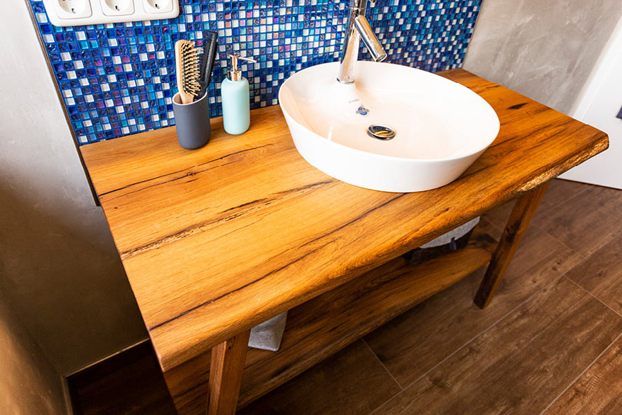 Möbel aus Altholz: Waschtisch & Badezimmer-Einrichtung aus Altholz – Ihre Möbeltischlerei in Hamburg mit der Spezialisierung auf Altholzmöbel – Tischlerei woodendesign feine Möbel