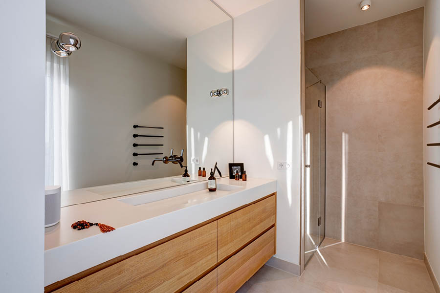 Hauptbad mit Doppelwaschtisch mit Unterschrank aus Eichenholz | Badezimmermöbel von Ihrer Möbeltischlerei in Hamburg aus Holz für individuelle Badezimmer - Badezimmereinrichtungen - Badewanne & Waschbecken aus edlem Holz auf Wunsch und nach Maß aus Holz - woodendesign feine Möbel