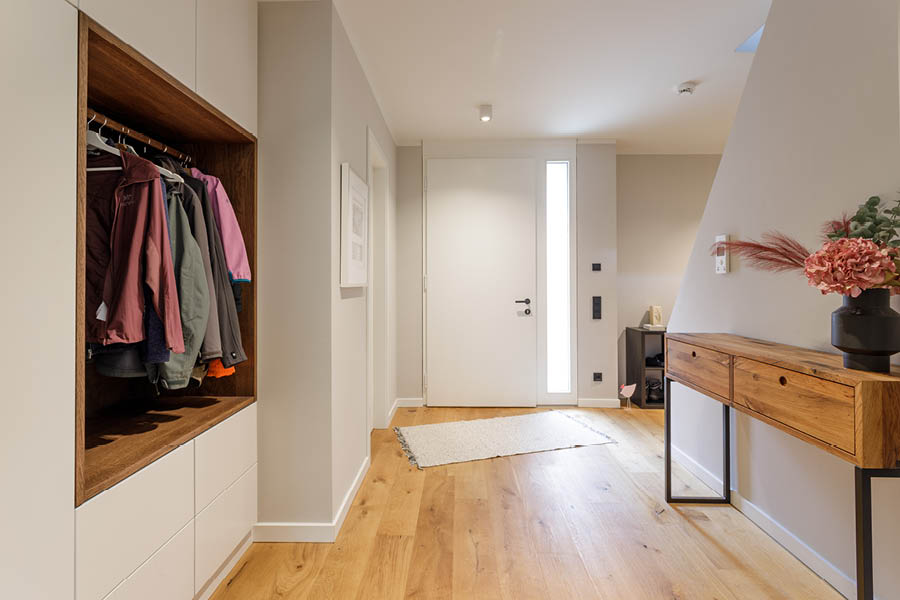 Einbauschrank als deckenhoher Garderobenschrank vom Schreiner / Einbauschränke von der Möbeltischlerei woodendesign in Hamburg