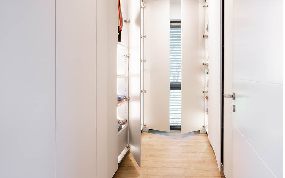 individuell geplante Aufteilung im Kleiderschrank, Fächer, Kleiderstangen, Schubladen, Beleuchtung, Stauraum für Bügelbrett & Schmutzwäsche | Einbauschrank vom Schreiner / Einbauschränke von der Möbeltischlerei woodendesign in Hamburg