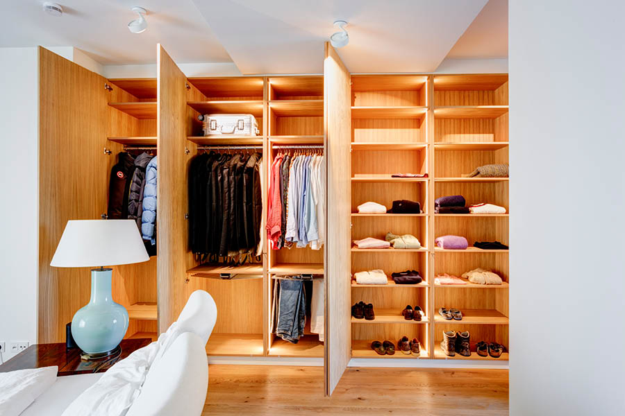 individuell geplante Aufteilung im Kleiderschrank, Fächer, Kleiderstangen, Schubladen, Beleuchtung | Einbauschrank vom Schreiner / Einbauschränke von der Möbeltischlerei woodendesign in Hamburg