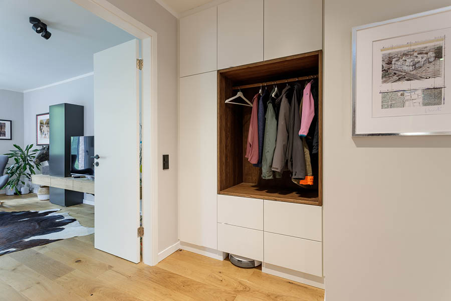 Einbauschrank mit Nische / Fach für Saugroboter / Wischroboter vom Schreiner / Einbauschränke von der Möbeltischlerei woodendesign in Hamburg