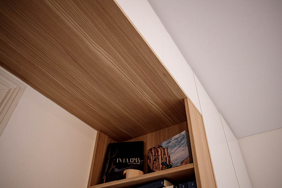 Türüberbau nach Maß aus Massivholz / massivem Echtholz | Einbauschrank vom Schreiner / Einbauschränke von der Möbeltischlerei woodendesign in Hamburg