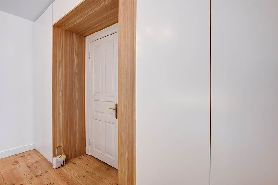 Türüberbau Schlafzimmer Schlafzimmerschrank Regal Stauraum Türrahmen | Einbauschrank vom Schreiner / Einbauschränke von der Möbeltischlerei woodendesign in Hamburg