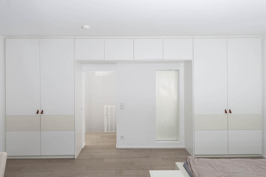 Türüberbau Schlafzimmer Schlafzimmerschrank Kleiderschrank | Einbauschrank vom Schreiner / Einbauschränke von der Möbeltischlerei woodendesign in Hamburg