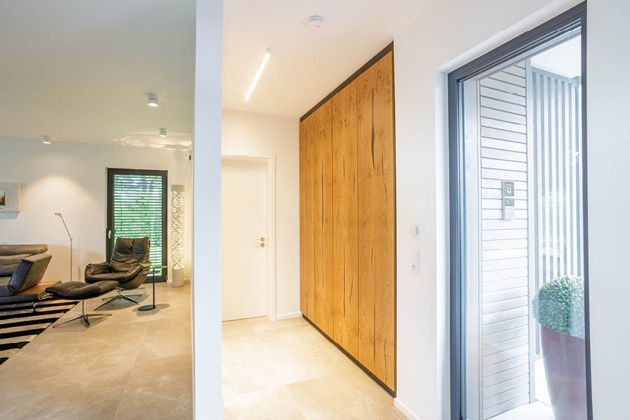 deckenhoher Wandschrank mit Massivholzfronten vom Schreiner / Einbauschränke von der Möbeltischlerei woodendesign in Hamburg