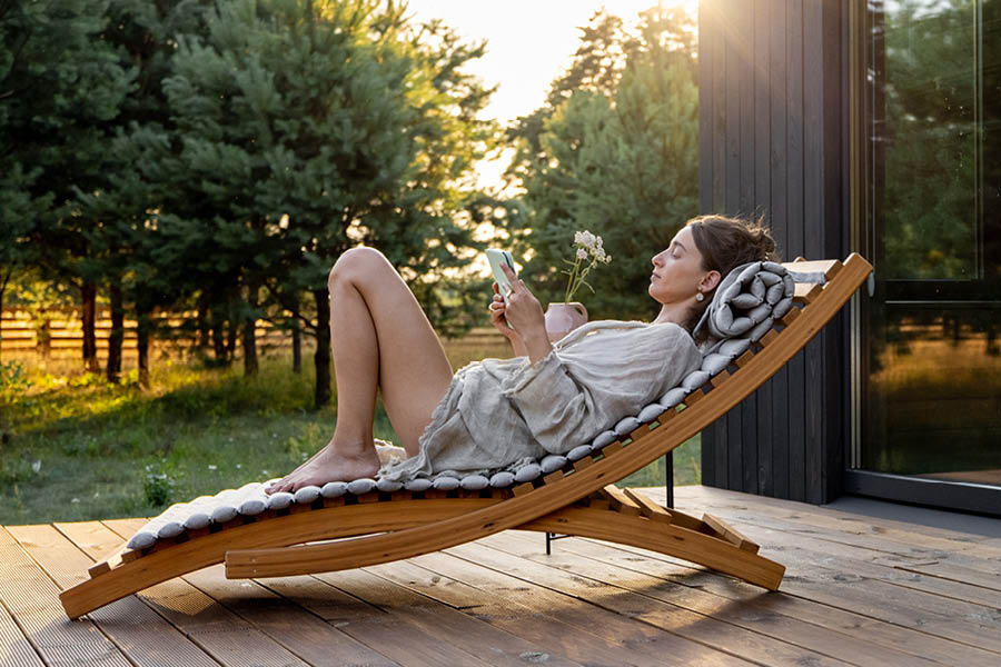Gartenliege auf Terrasse - Ihre Möbeltischlerei in Hamburg für Wohnmöbel auf Terrasse & Balkon - Bodenbeläge und Möbel aus natürlichem Holz - woodendesign feine Möbel