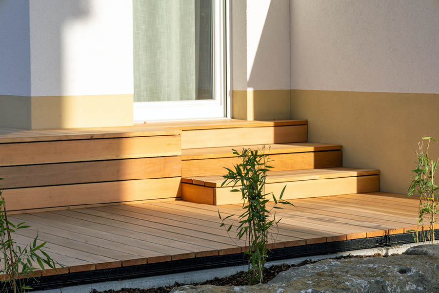 Holztreppe zu Terrasse - Ihre Möbeltischlerei in Hamburg für Wohnmöbel auf Terrasse & Balkon - Bodenbeläge und Möbel aus natürlichem Holz - woodendesign feine Möbel